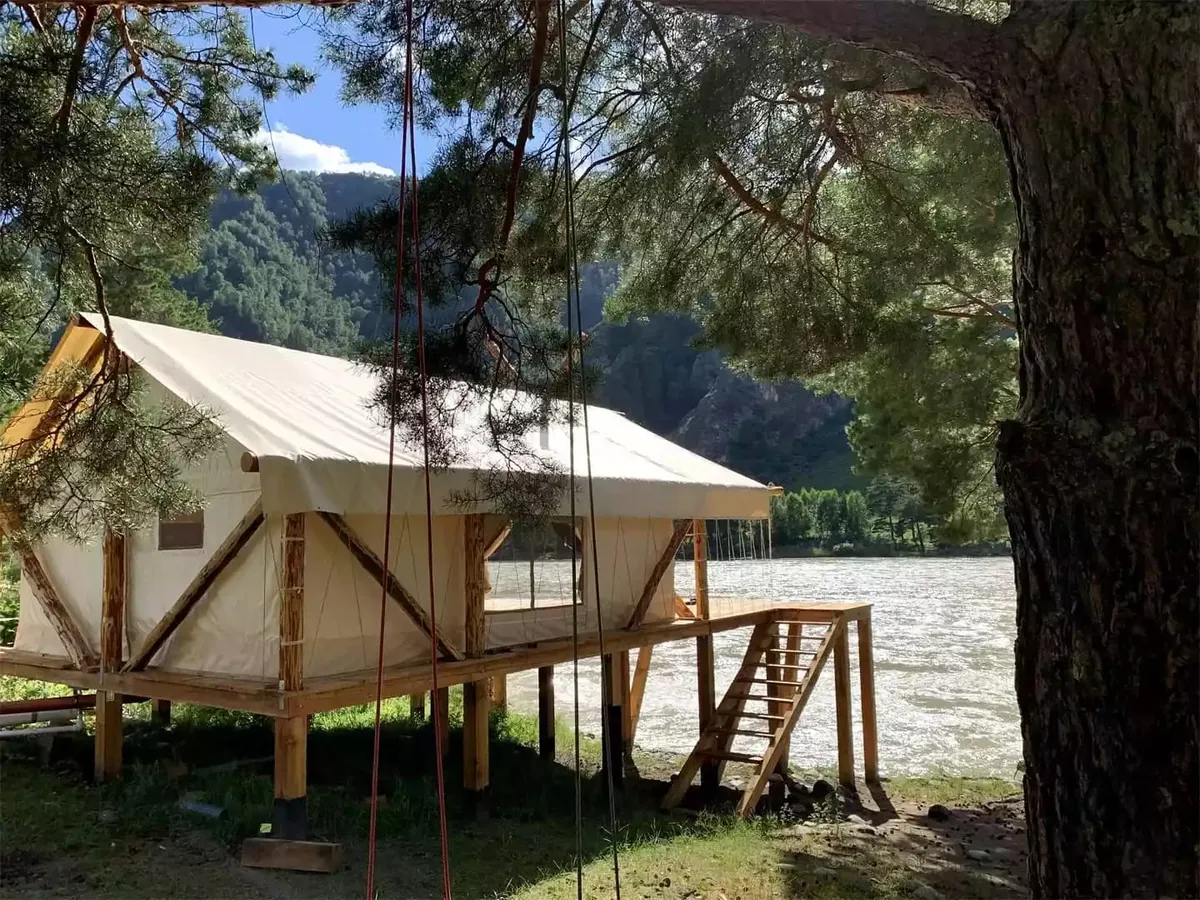 Шатер с видом на реку и горы (Первая линия)