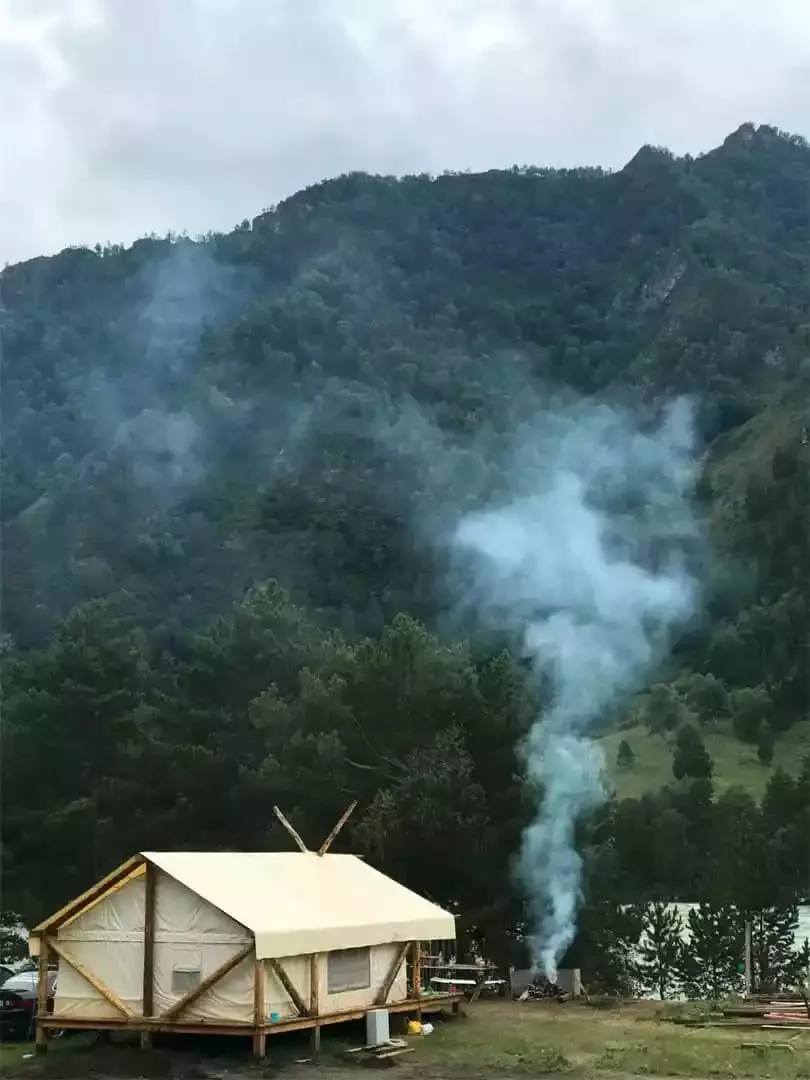 Шатер с видом на реку и горы (Третья линия)