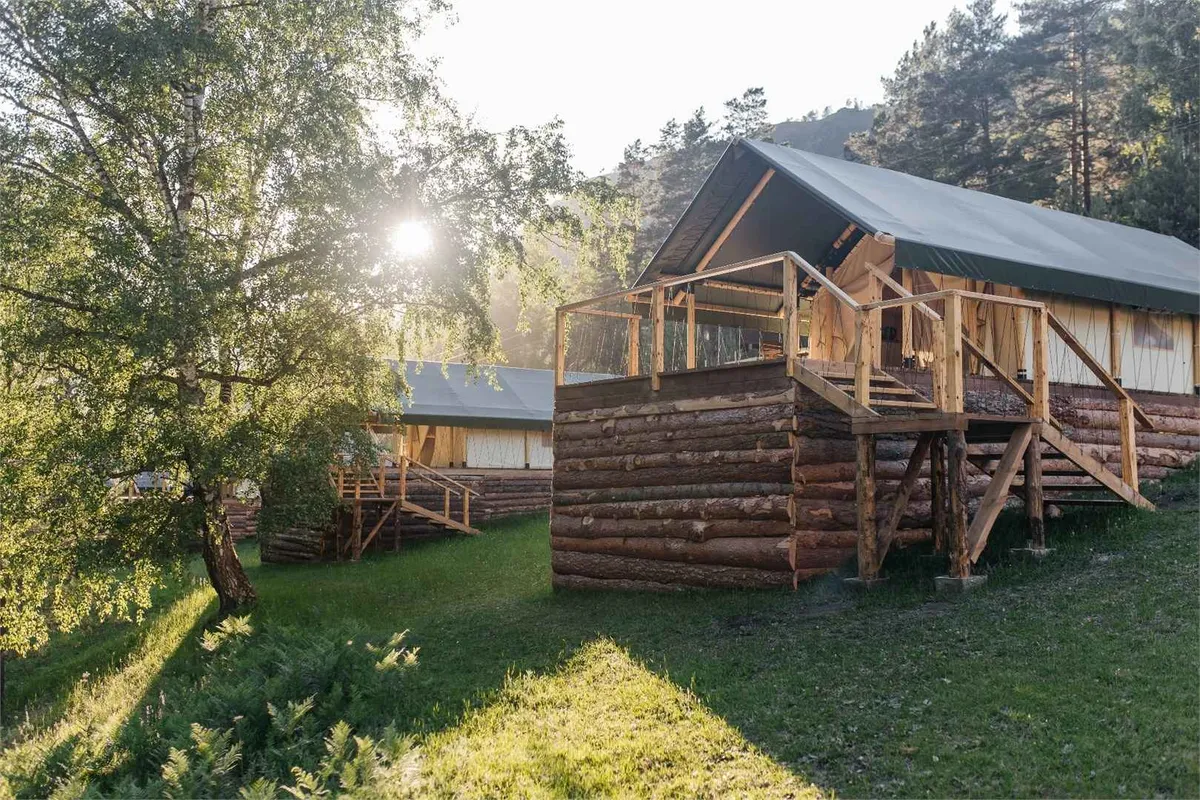 Сафари-тент у реки