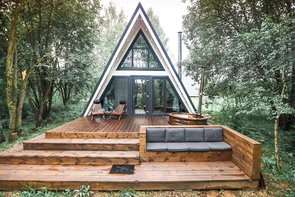 Белый A-frame с купелью на террасе