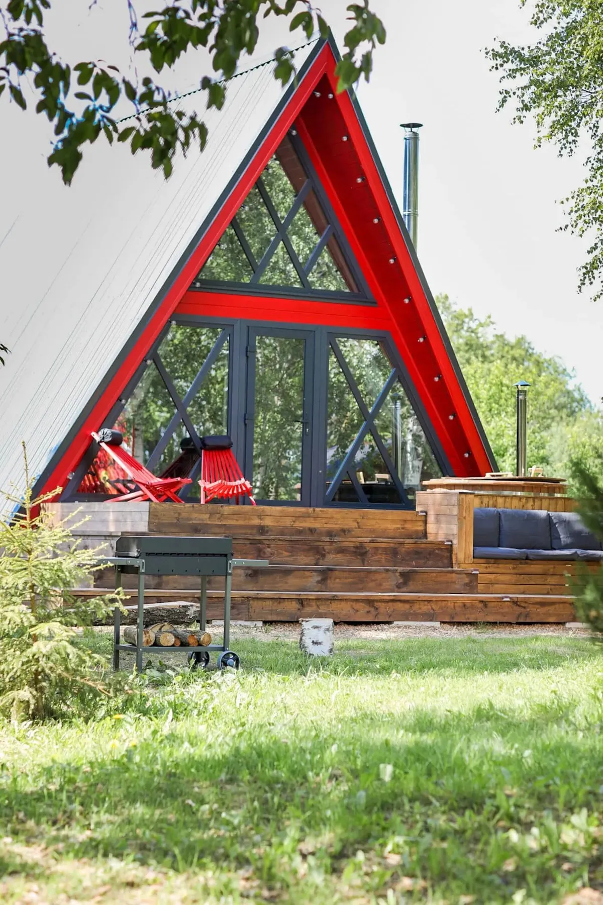 Красный A-frame с купелью на террасе