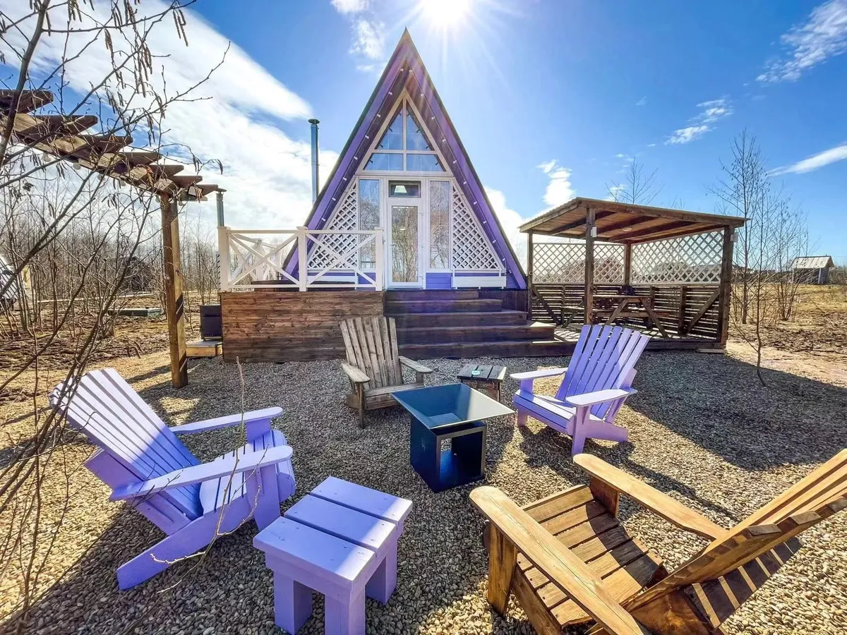 Лавандовый A-frame с купелью на террасе