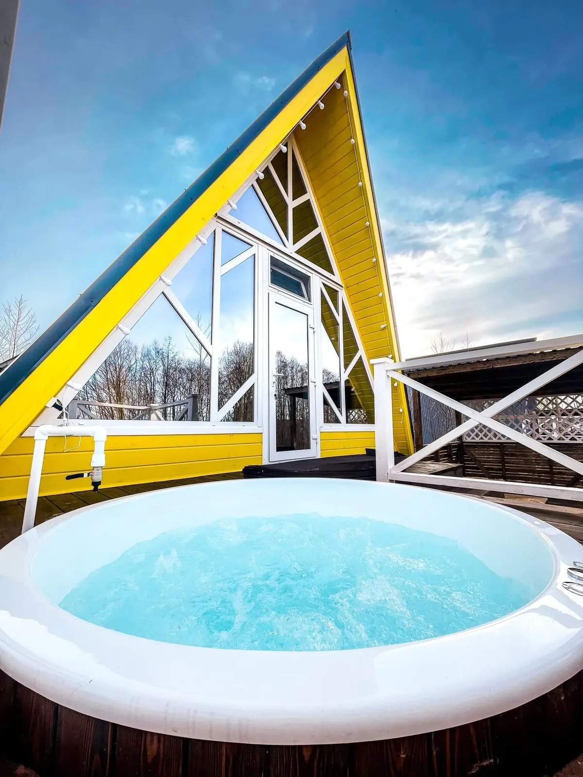Желтый A-frame с купелью на террасе