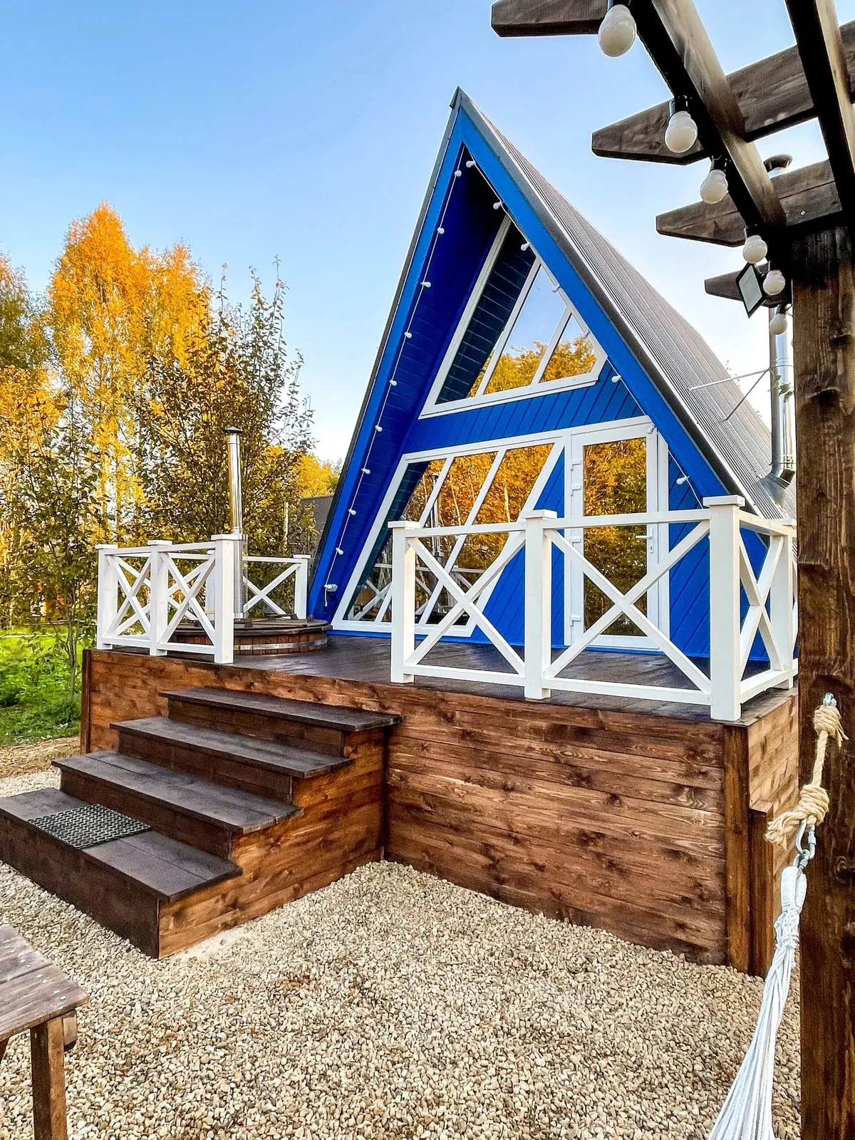 Синий A-frame с купелью на террасе