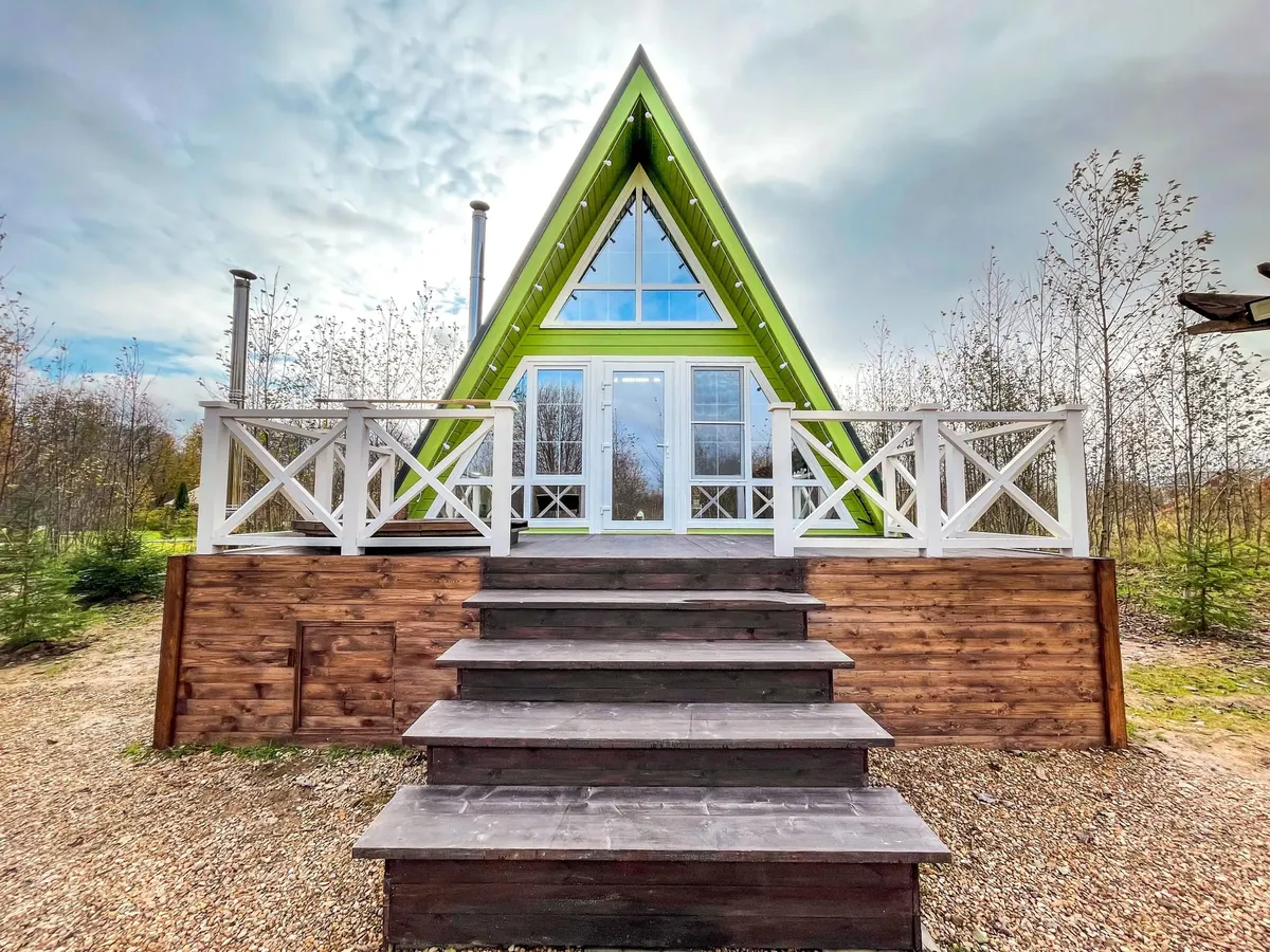 Зеленый A-frame с купелью на террасе