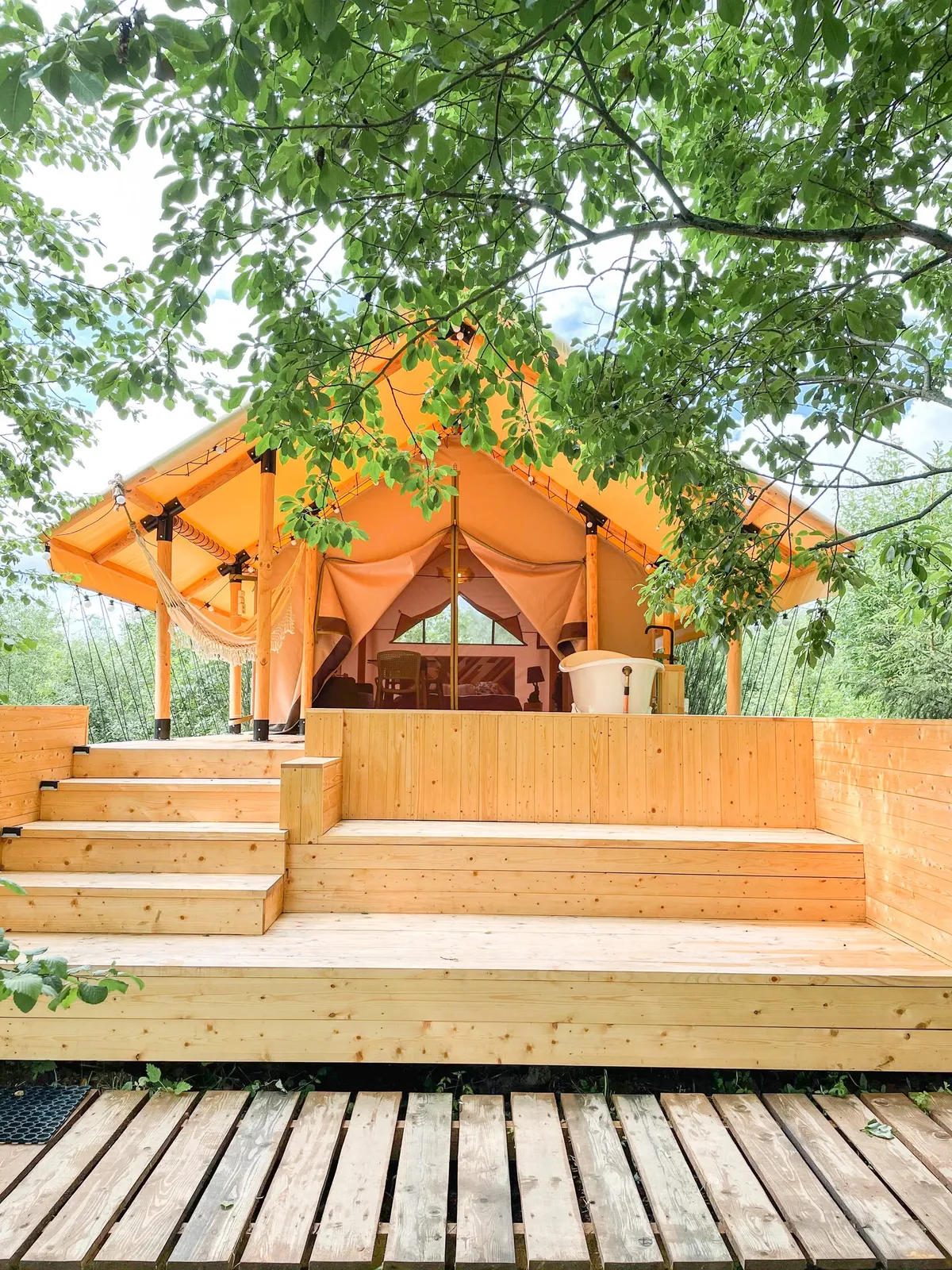 Семейный сафари-тент с ванной на террасе