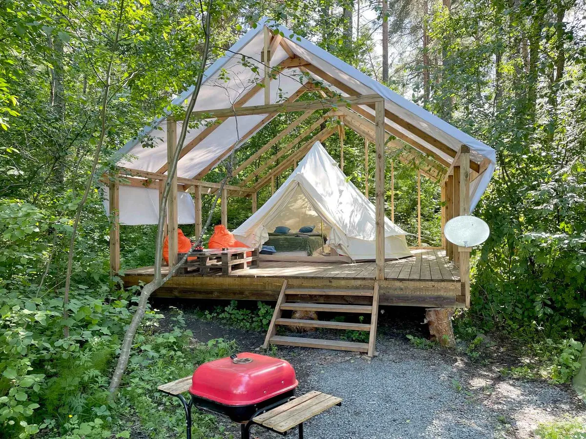 Шатер с видом на озеро