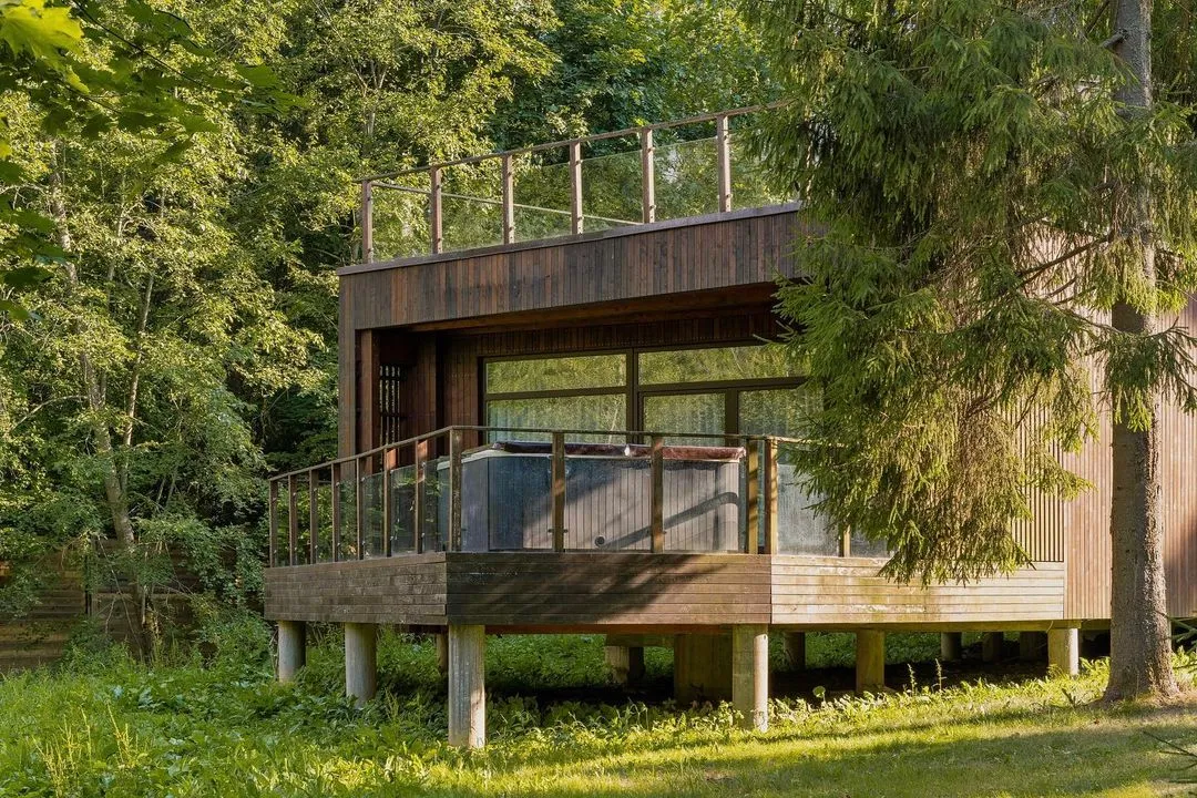 Двухэтажный коттедж с сауной и джакузи