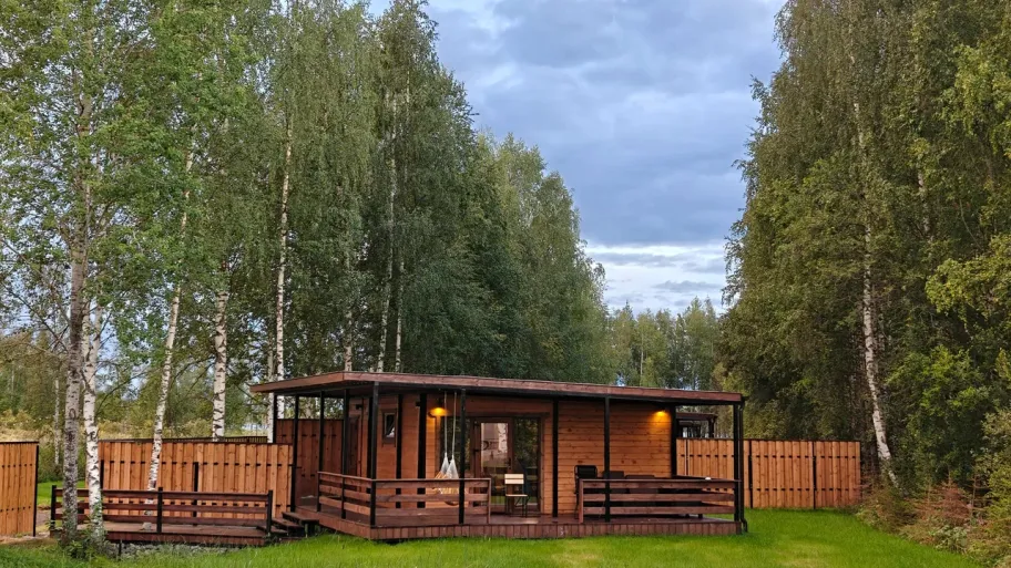 Бобровый берег-отдых на берегу Карельского озера