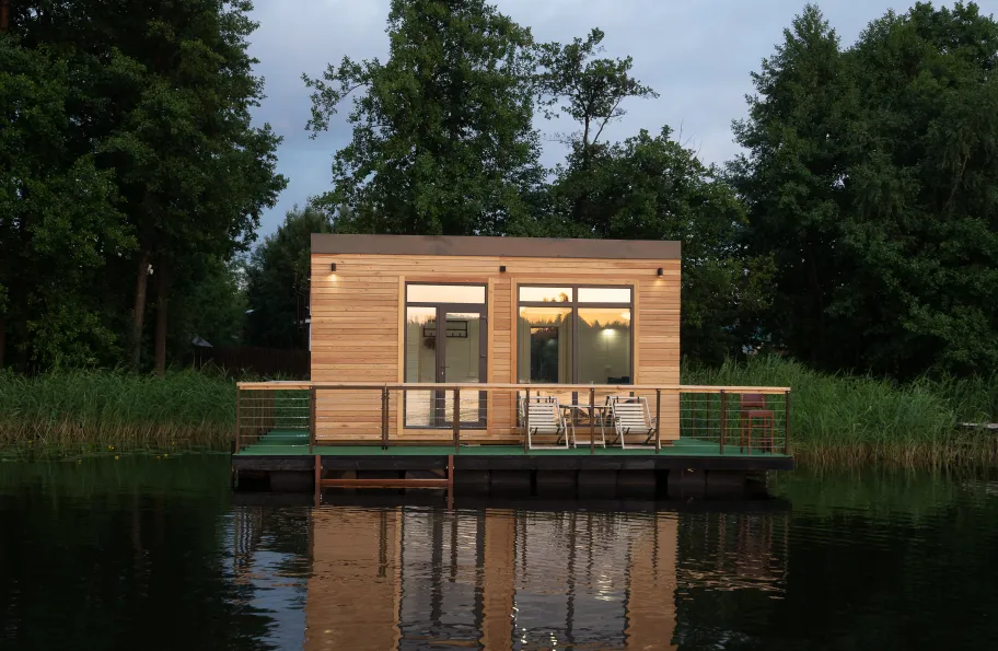 Дом на воде. Озеро Таир