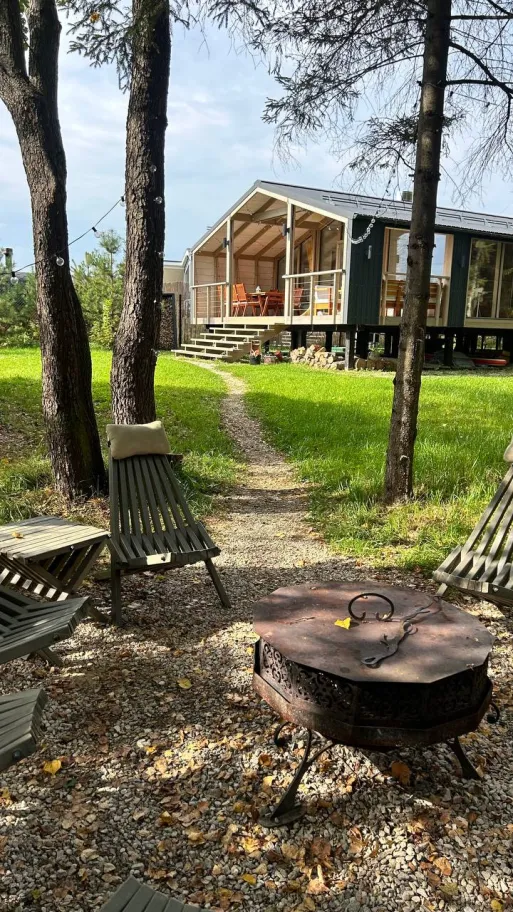 Дом с баней и чаном у воды и леса Бохо