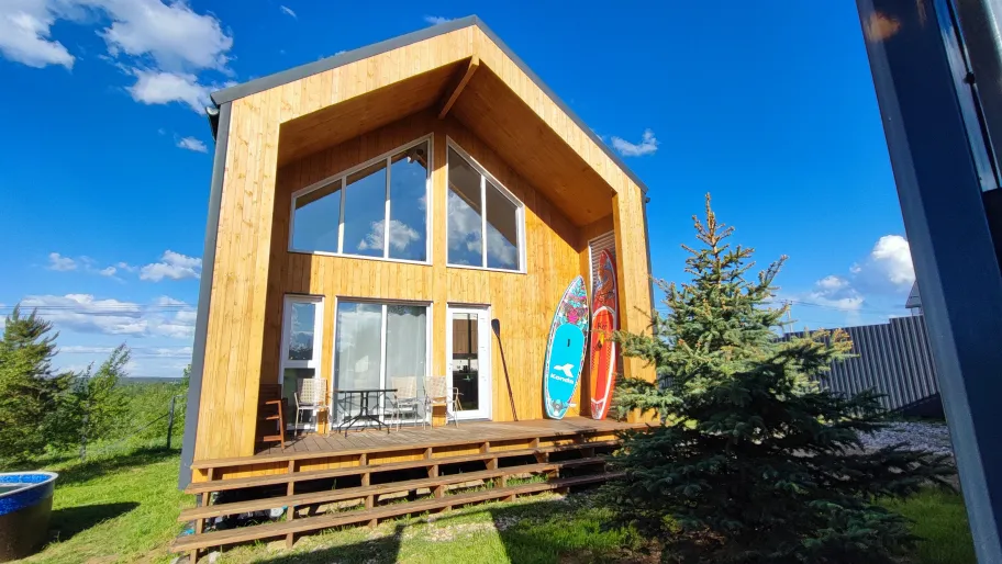 Дом  с чаном  у пруда