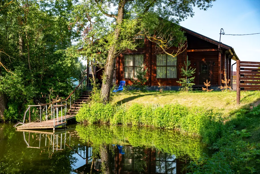 Дом с русской баней на пруду