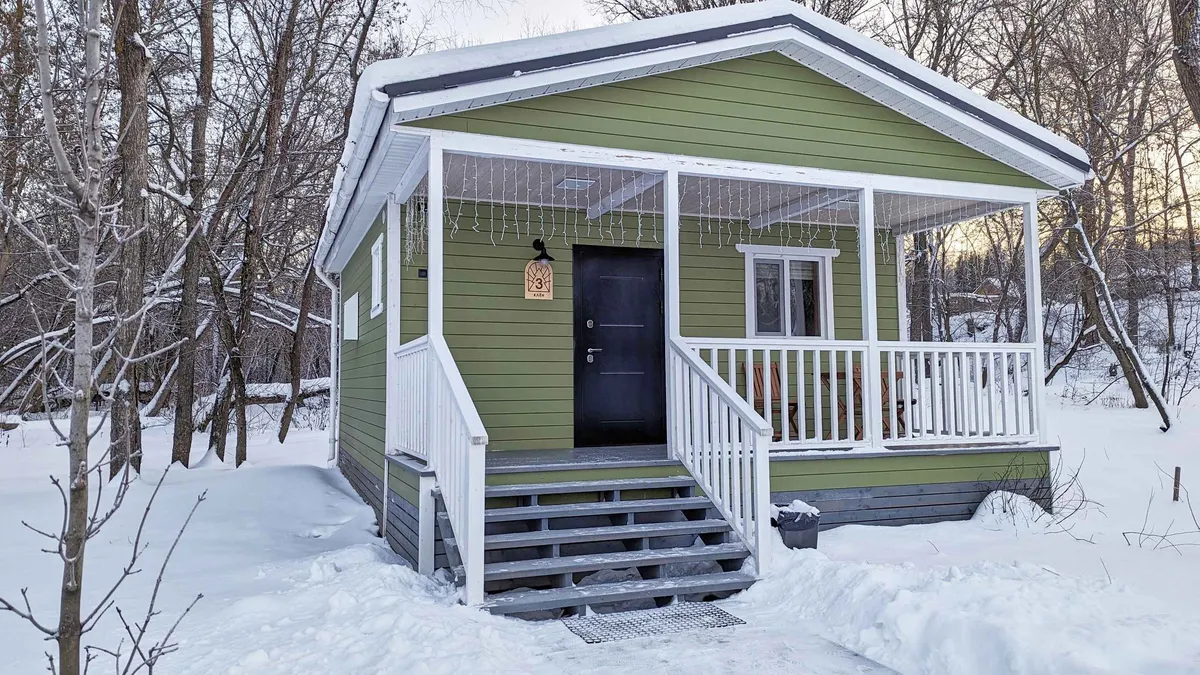 Дом с двумя спальнями, гостиной и террасой