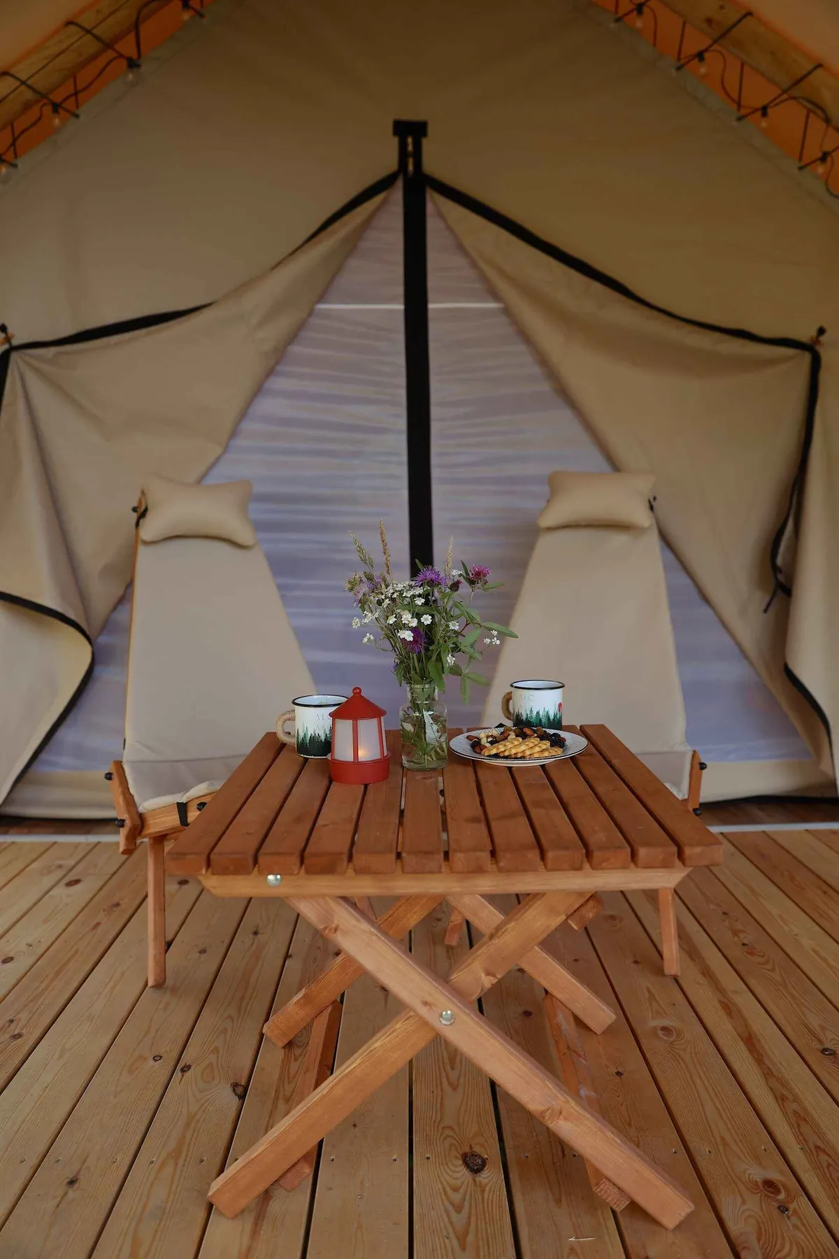 Сафари-тент у озера