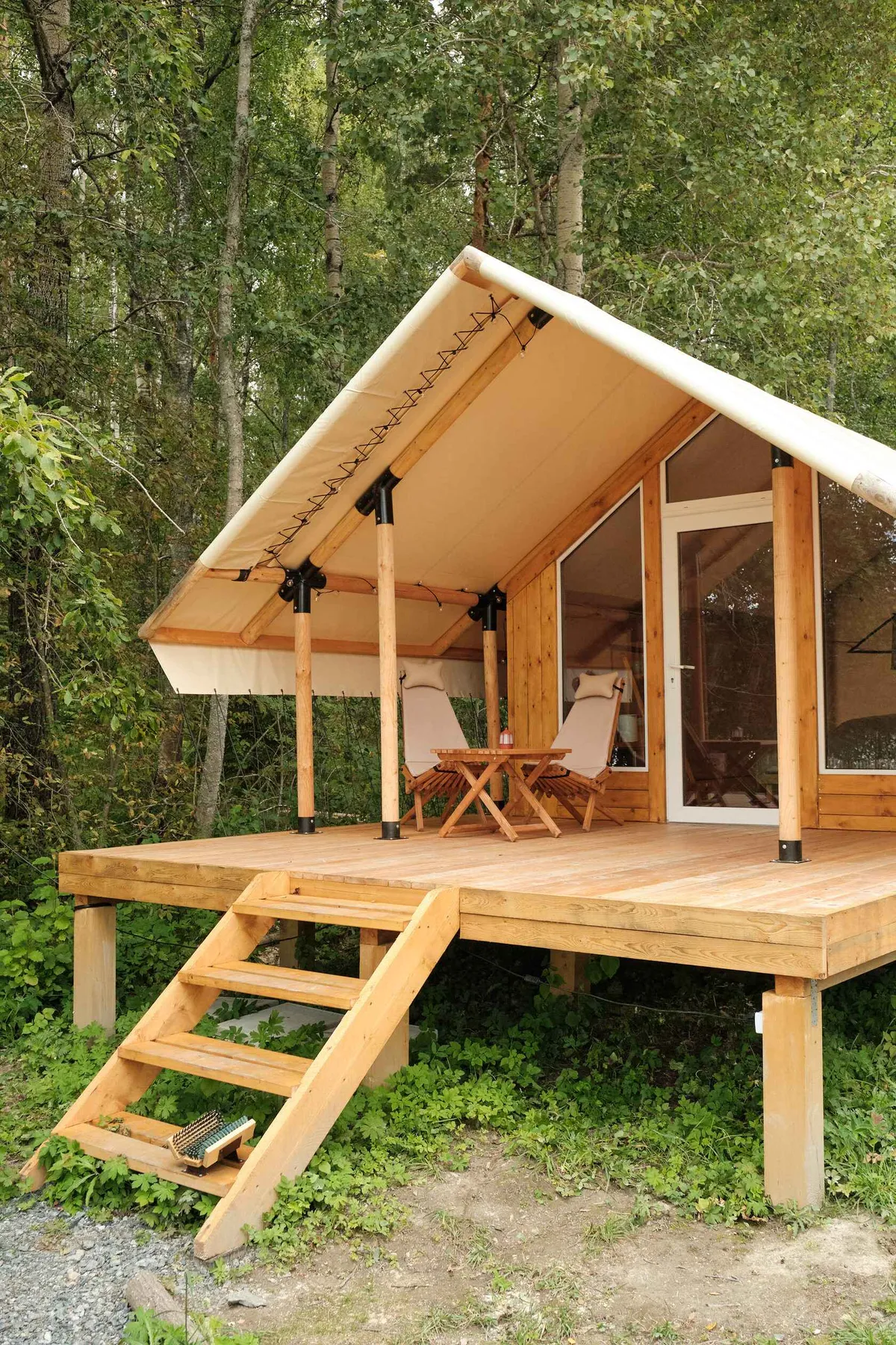 Улучшенный сафари-тент с видом на озеро