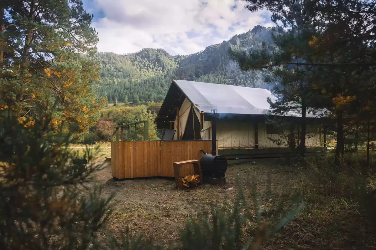 Тент-Хаус у реки с купелью