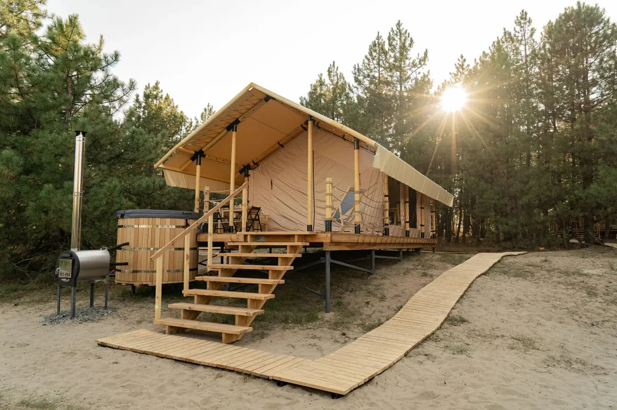 Тент-хаус у реки с купелью