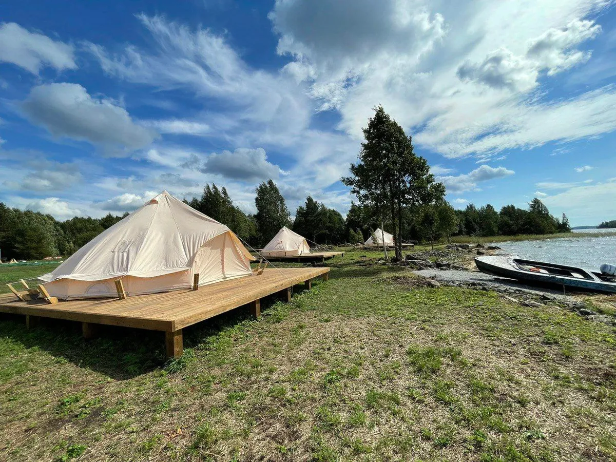 Глэмпинг "Видно озеро" находится в Медвежьегорском районе Карелии на берегу Онежского озера в деревне Кондобережская Великогубского сельского поселения.