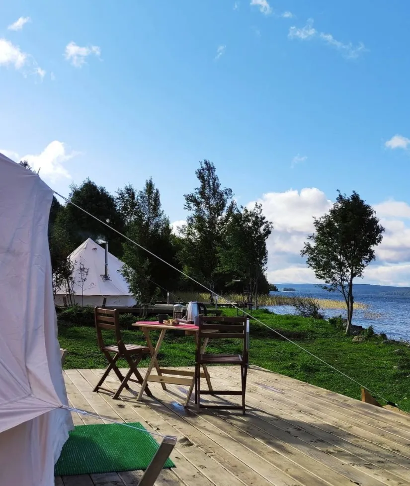 Глэмпинг "Видно озеро" находится в Медвежьегорском районе Карелии на берегу Онежского озера в деревне Кондобережская Великогубского сельского поселения. фото 3
