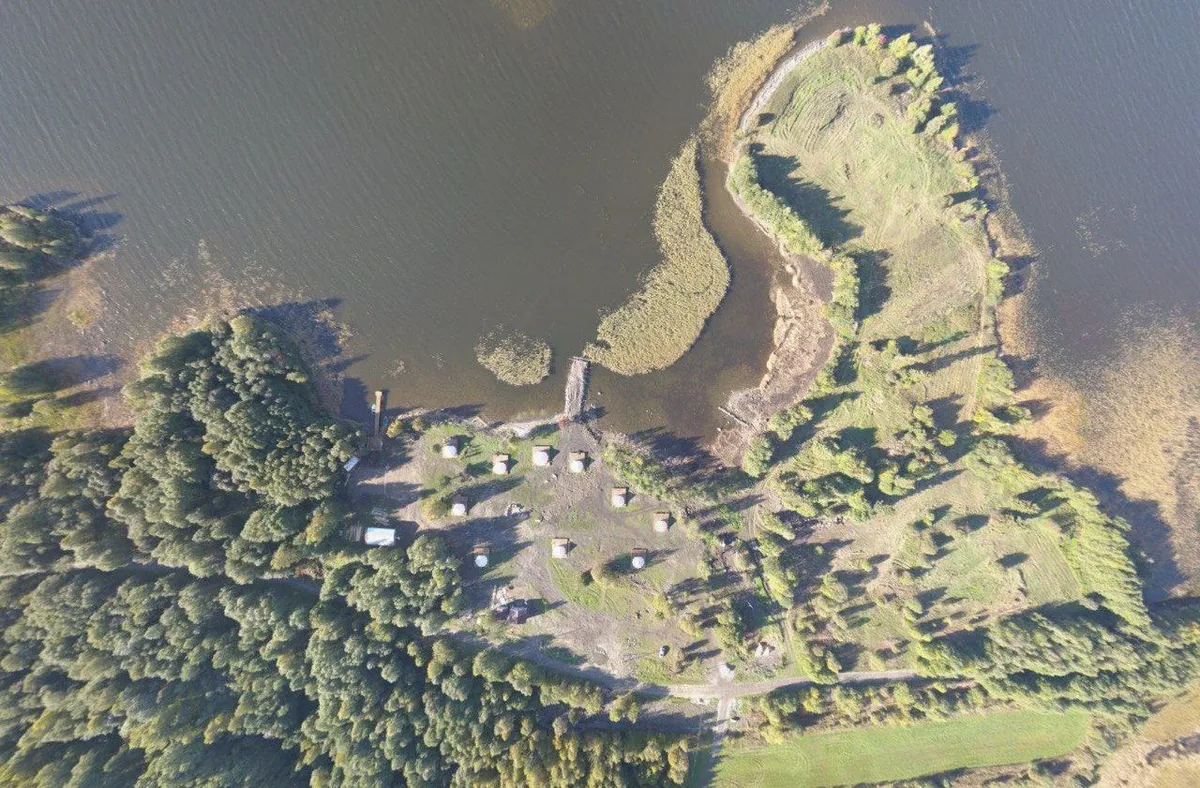 Глэмпинг "Видно озеро" находится в Медвежьегорском районе Карелии на берегу Онежского озера в деревне Кондобережская Великогубского сельского поселения. фото 4