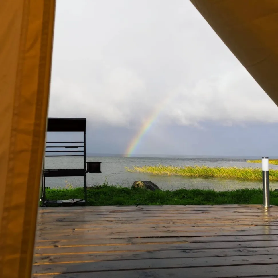 Глэмпинг "Видно озеро" находится в Медвежьегорском районе Карелии на берегу Онежского озера в деревне Кондобережская Великогубского сельского поселения. фото 5