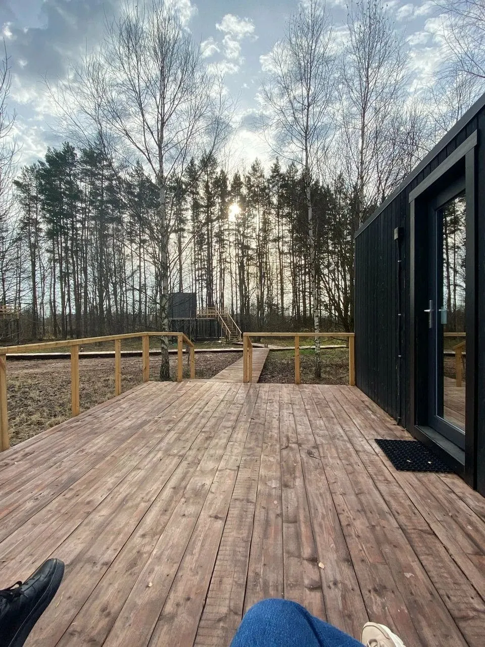 Домик среди деревьев