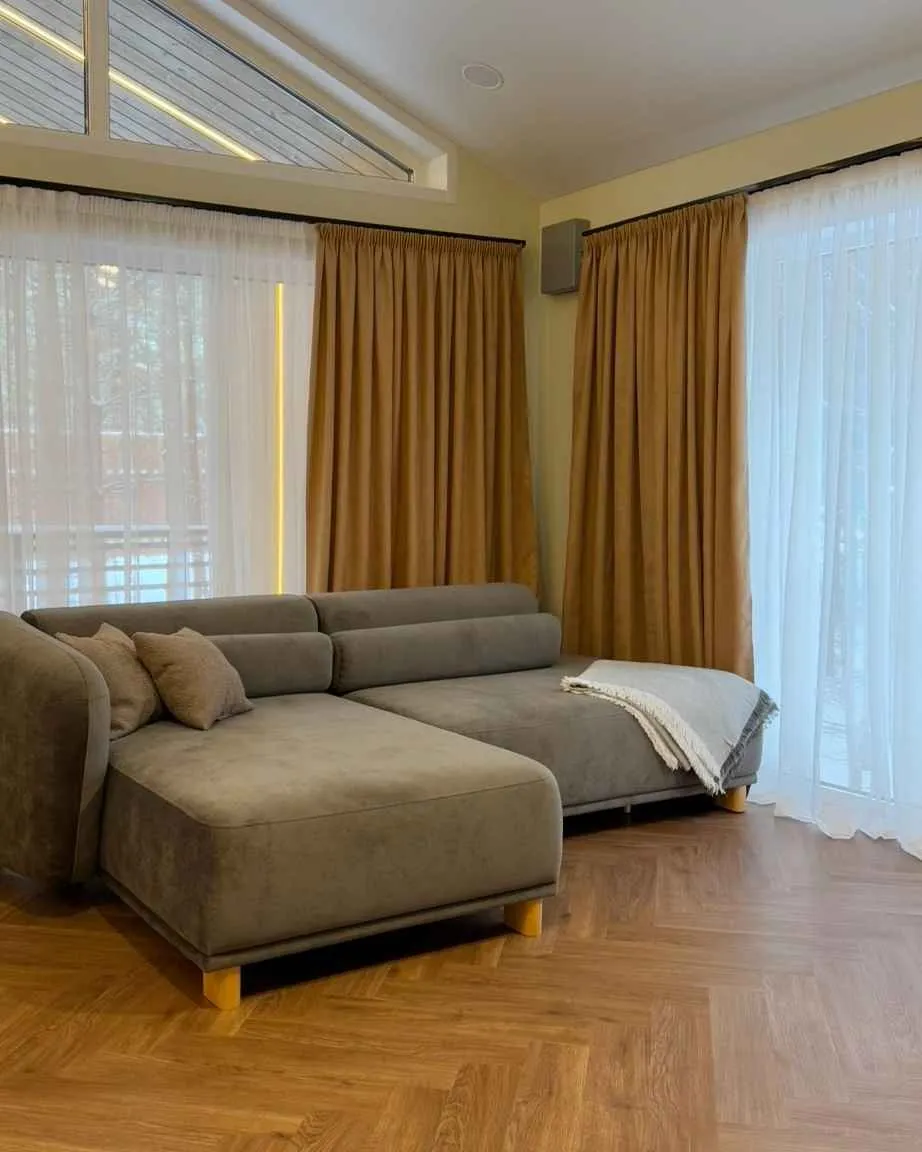 Коричневый