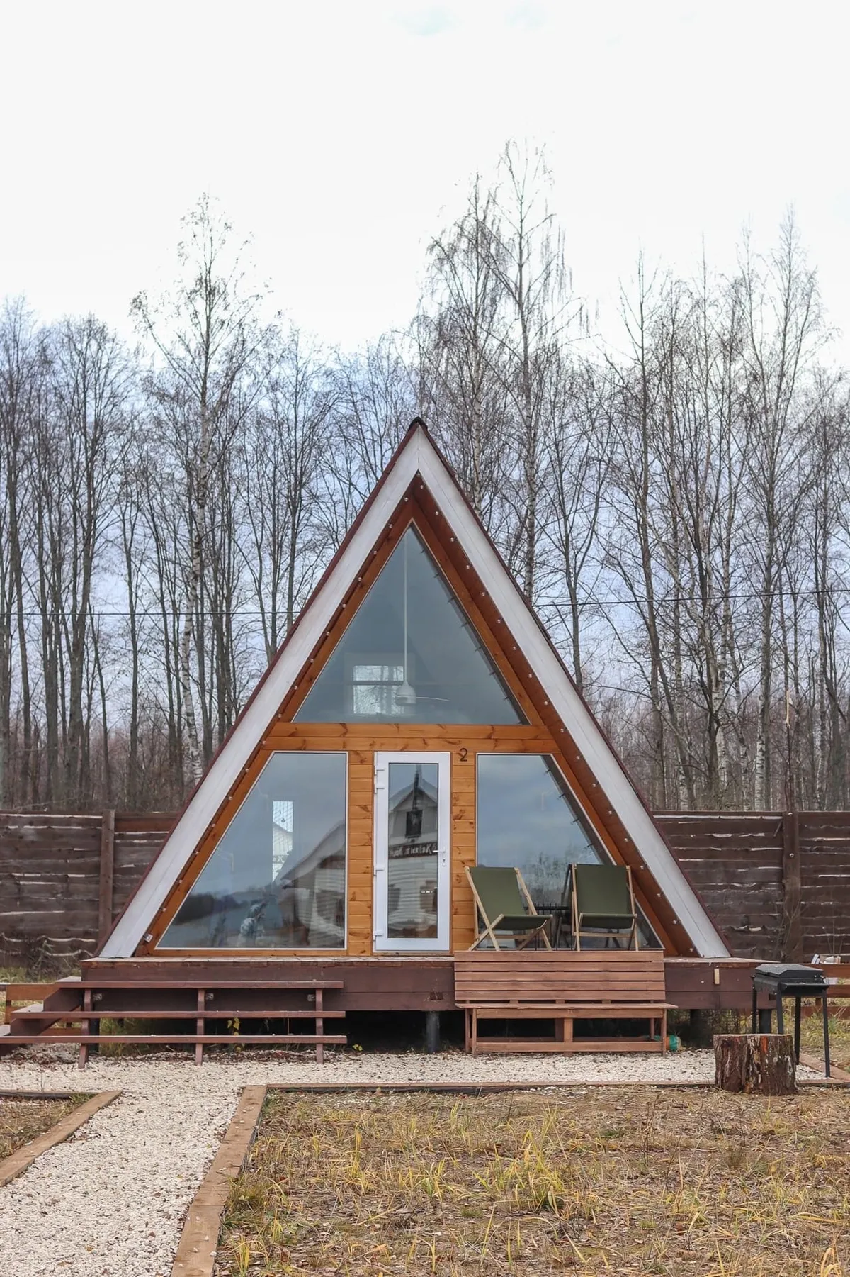 Уютный дом у реки