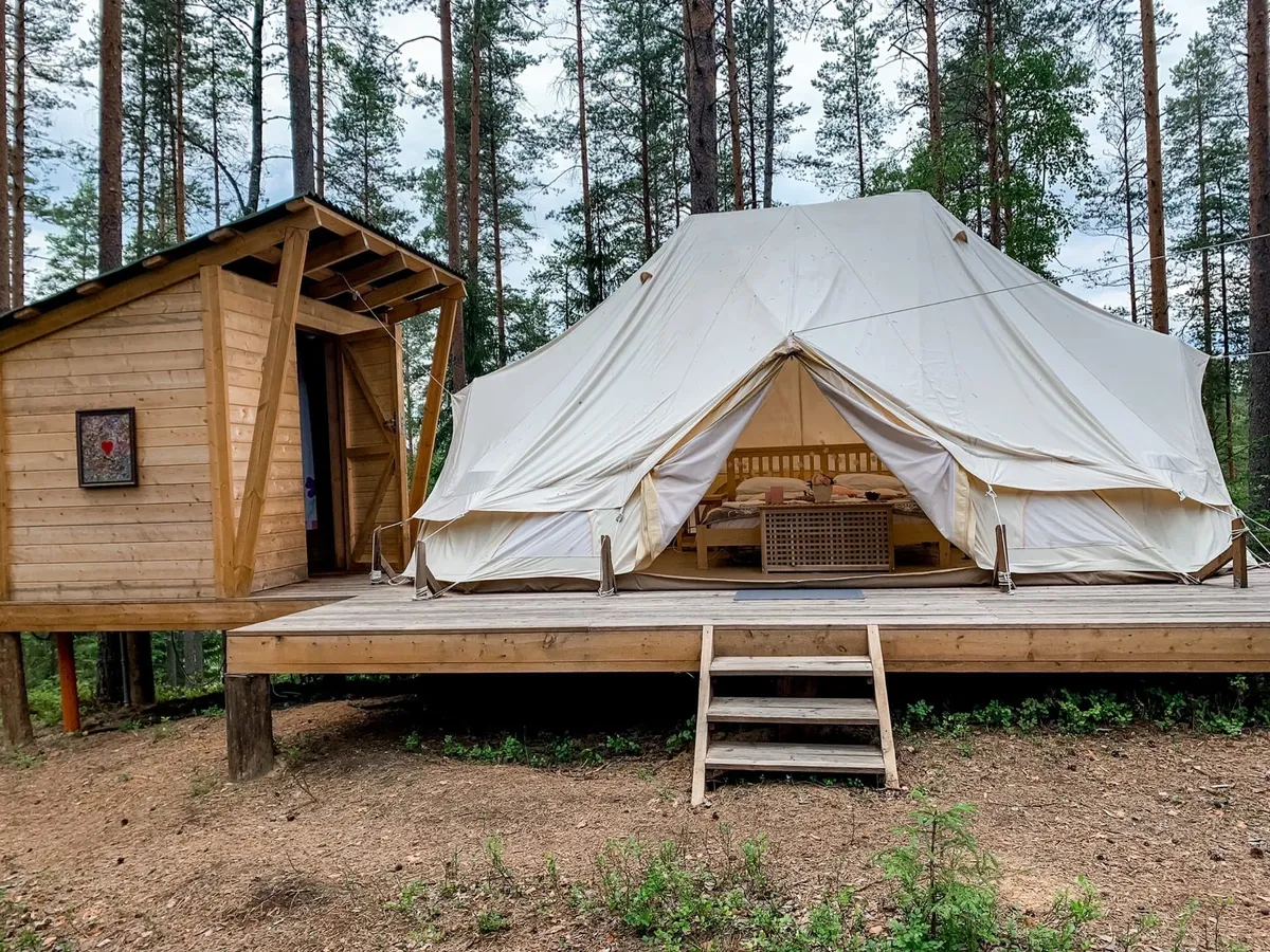 Палатка с видом на озеро