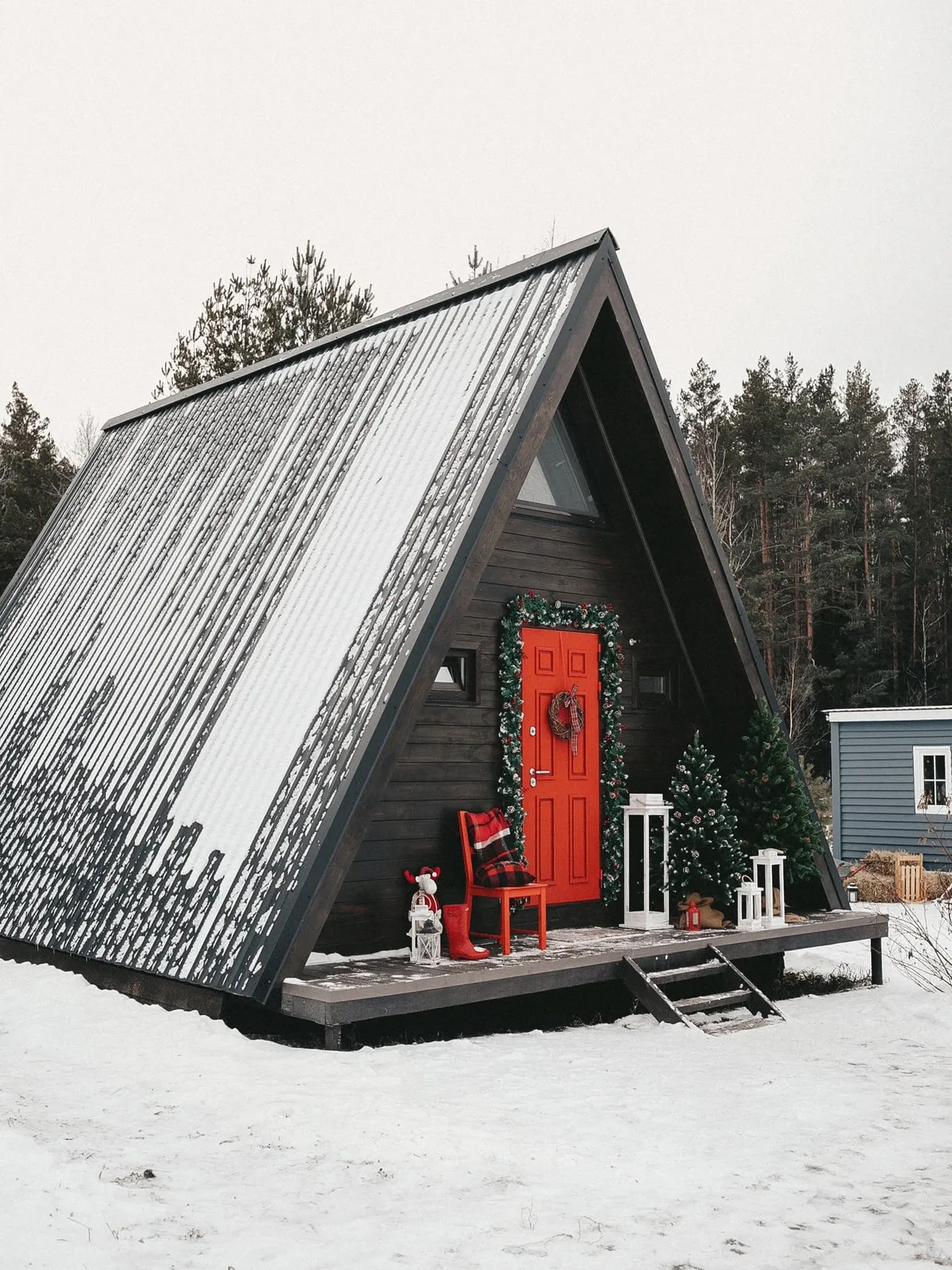 Дом в лесу с красной дверью