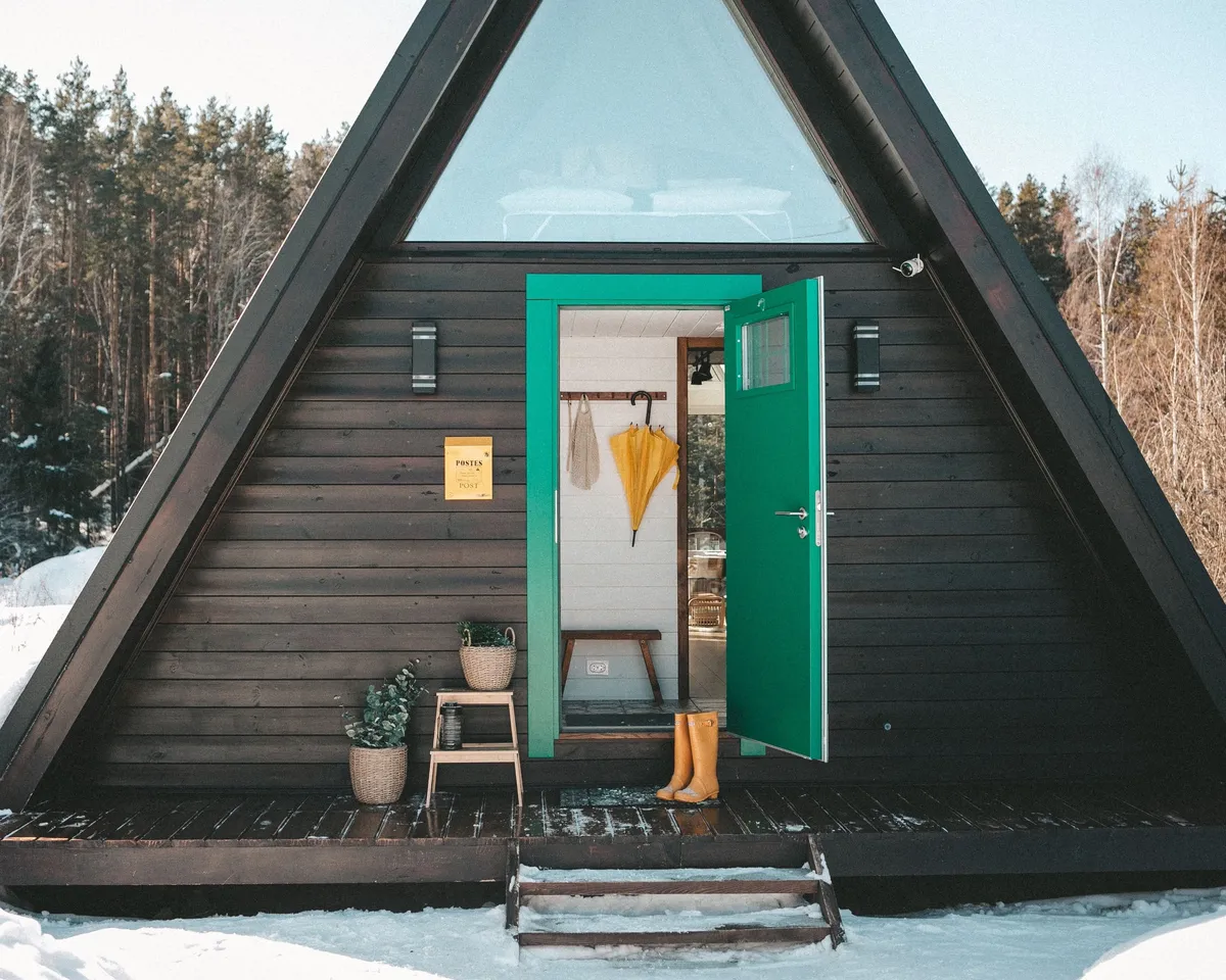 Дом в лесу с зеленой дверью