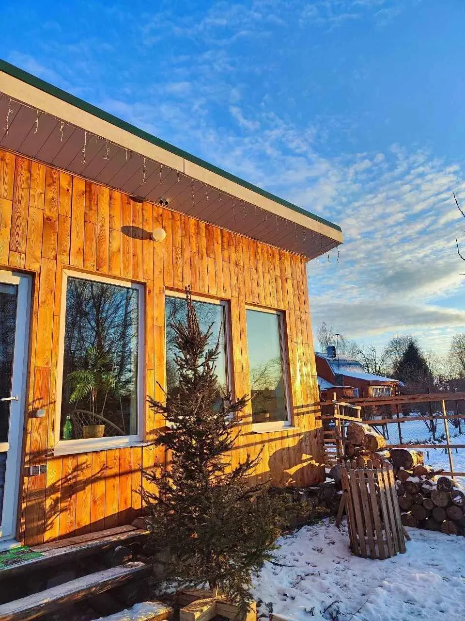 Домик с качелью