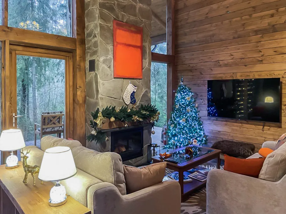 Шале с камином и джакузи в лесу