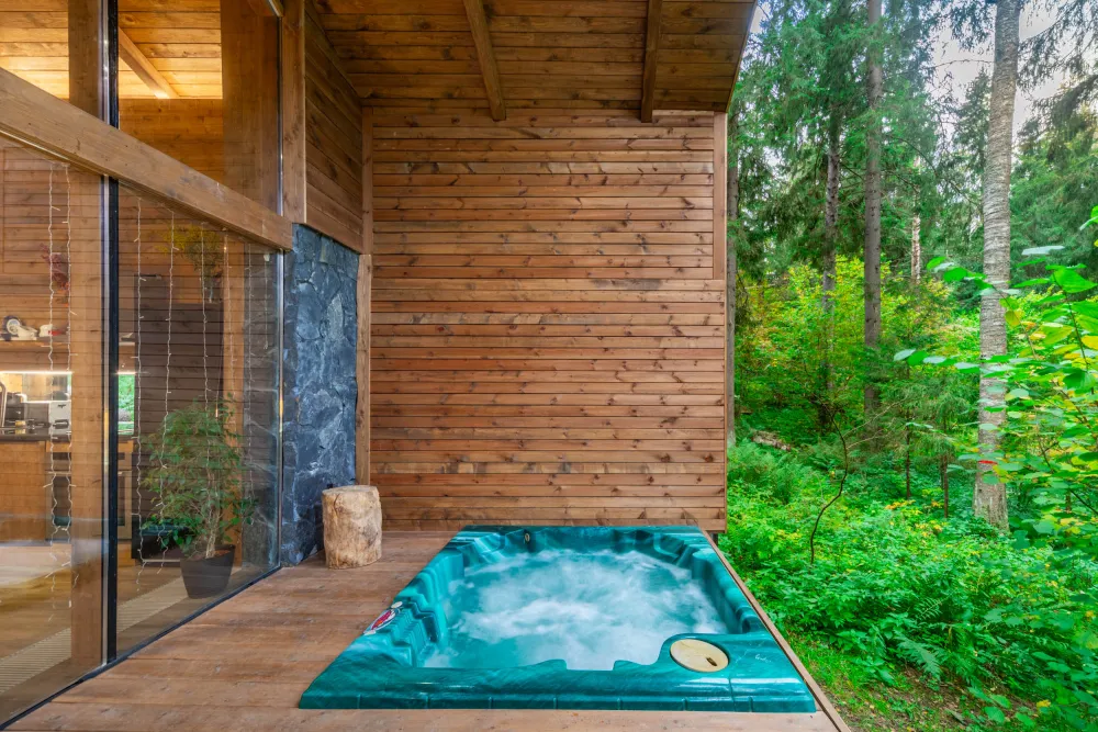 Шале с камином и джакузи в лесу фото 2