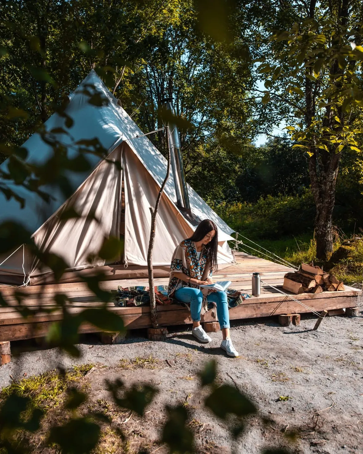 Шатер в лесу