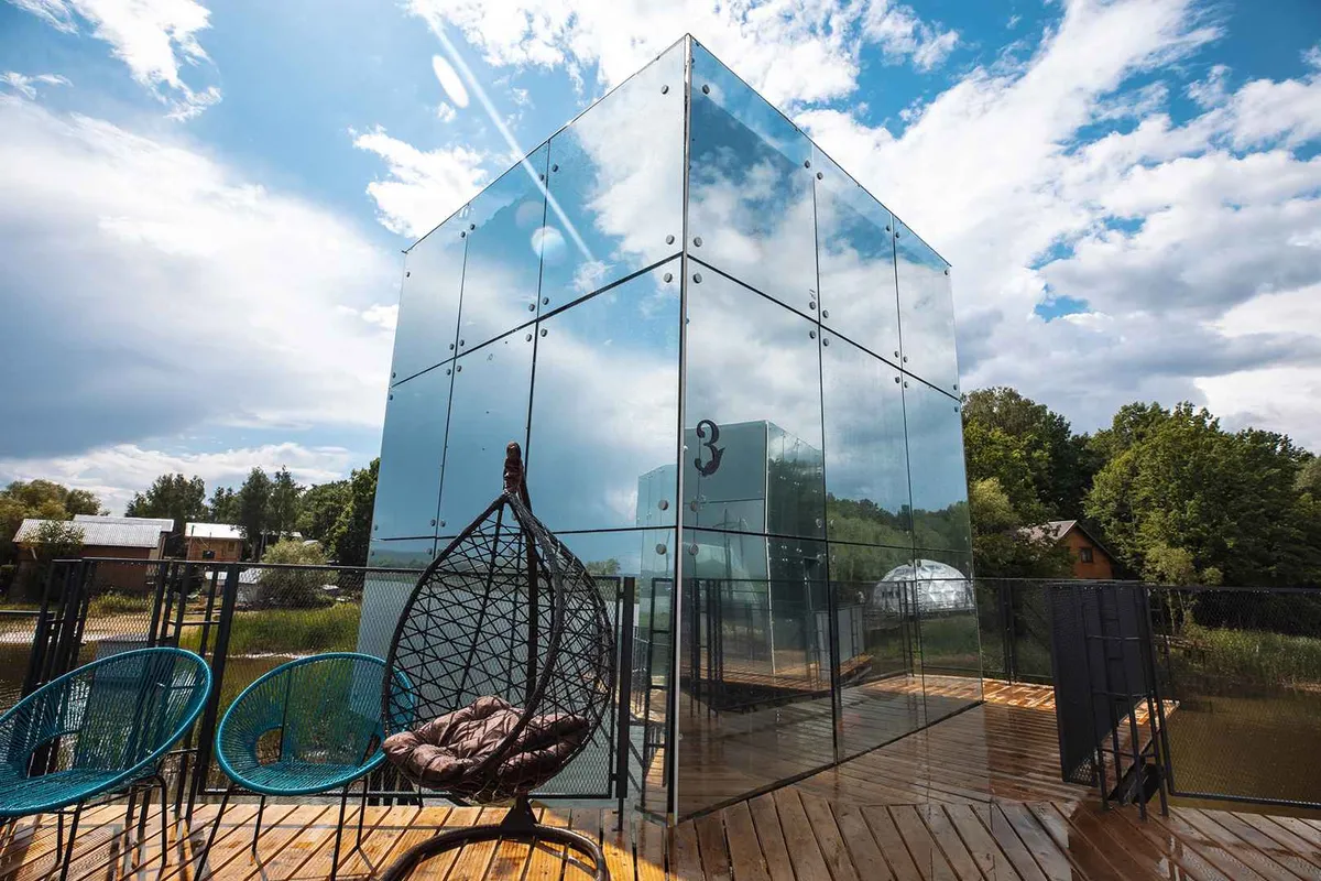 Зеркальный дом на воде