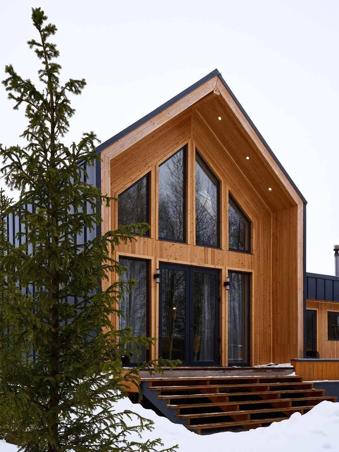 Большой дом с баней и купелью