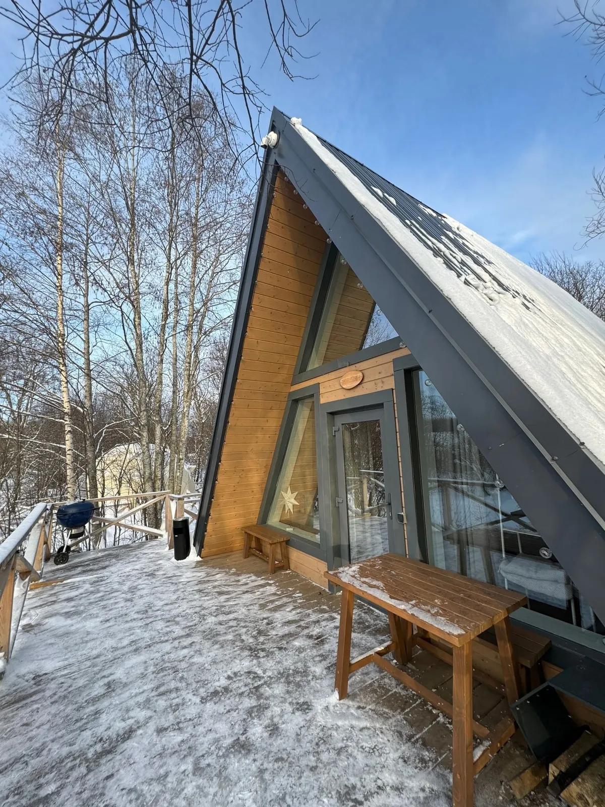 Треугольный домик с купелью