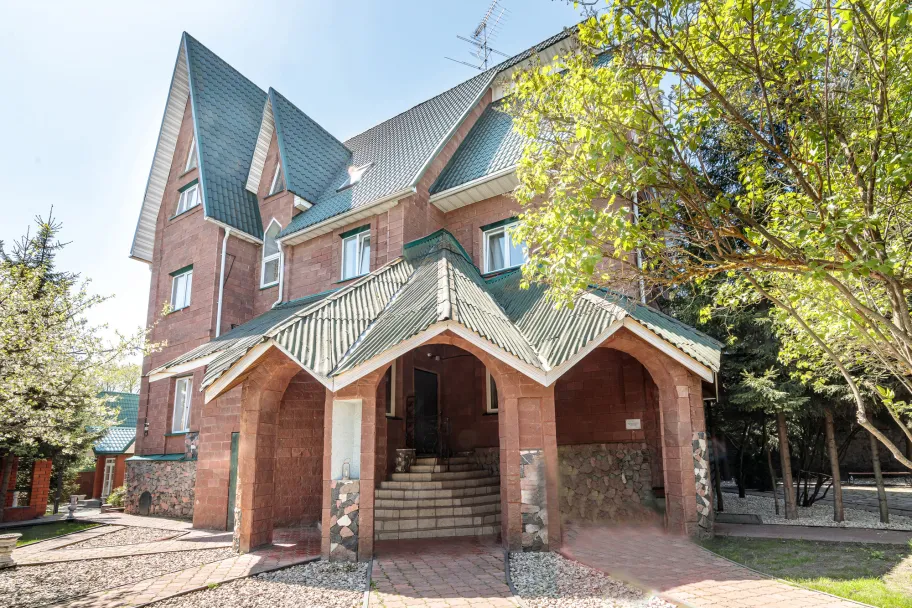 Замок на берегу озера