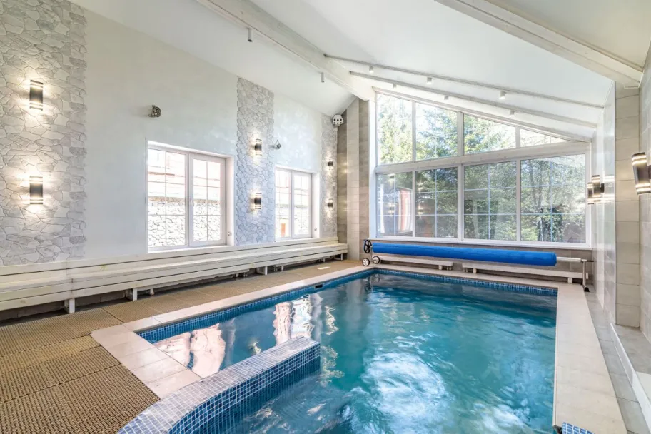 Замок на берегу озера фото 2